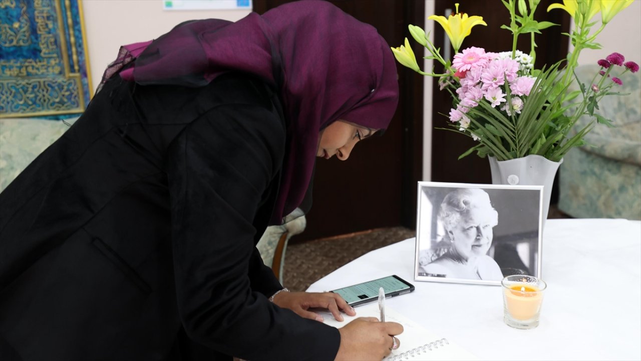 Kraliçe Elizabet için Camide anma töreni!