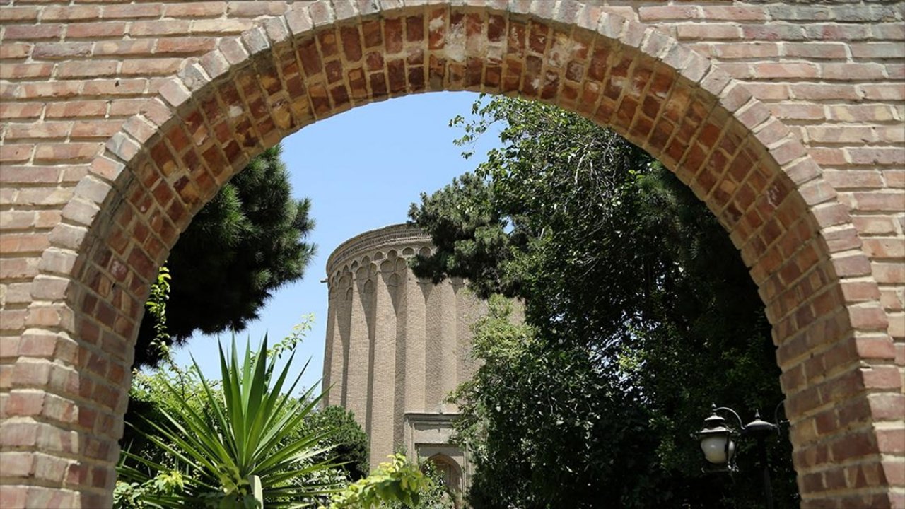İranlı türbedar, Selçuklu'nun kurucusu Tuğrul Bey'in anıt mezarına evi gibi bakıyor