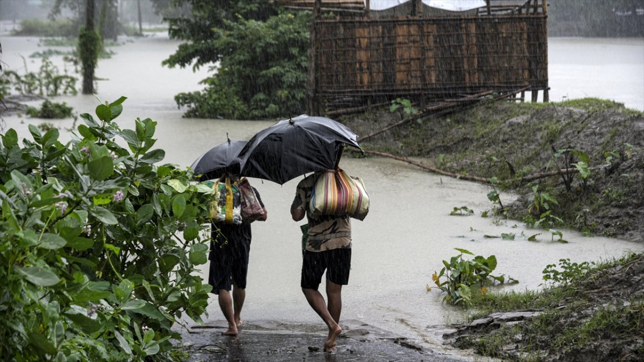 Ülkede şiddetli yağışlar ve yıldırım düşmesi nedeniyle 36 kişi öldü