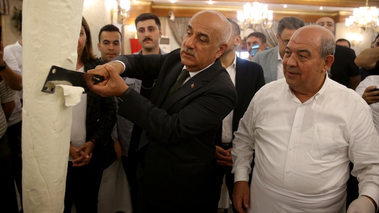 Bakan Kirişçi dondurma kesti!