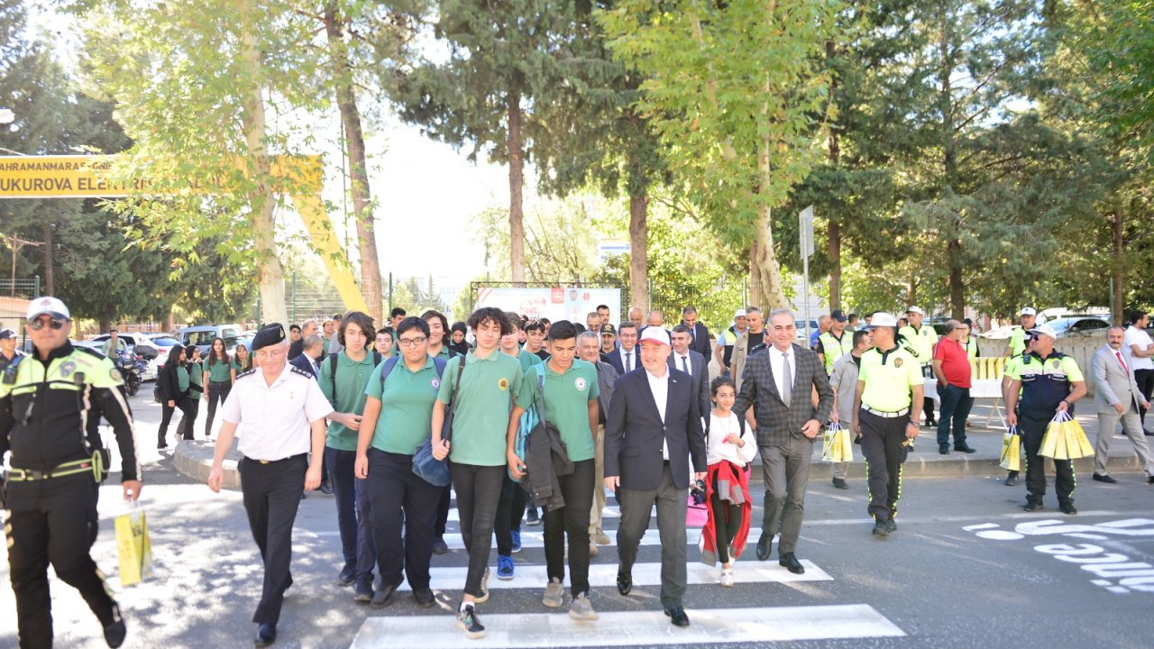 Kahramanmaraş'ta okul önlerindeki yaya geçidi çizgileri yenilendi