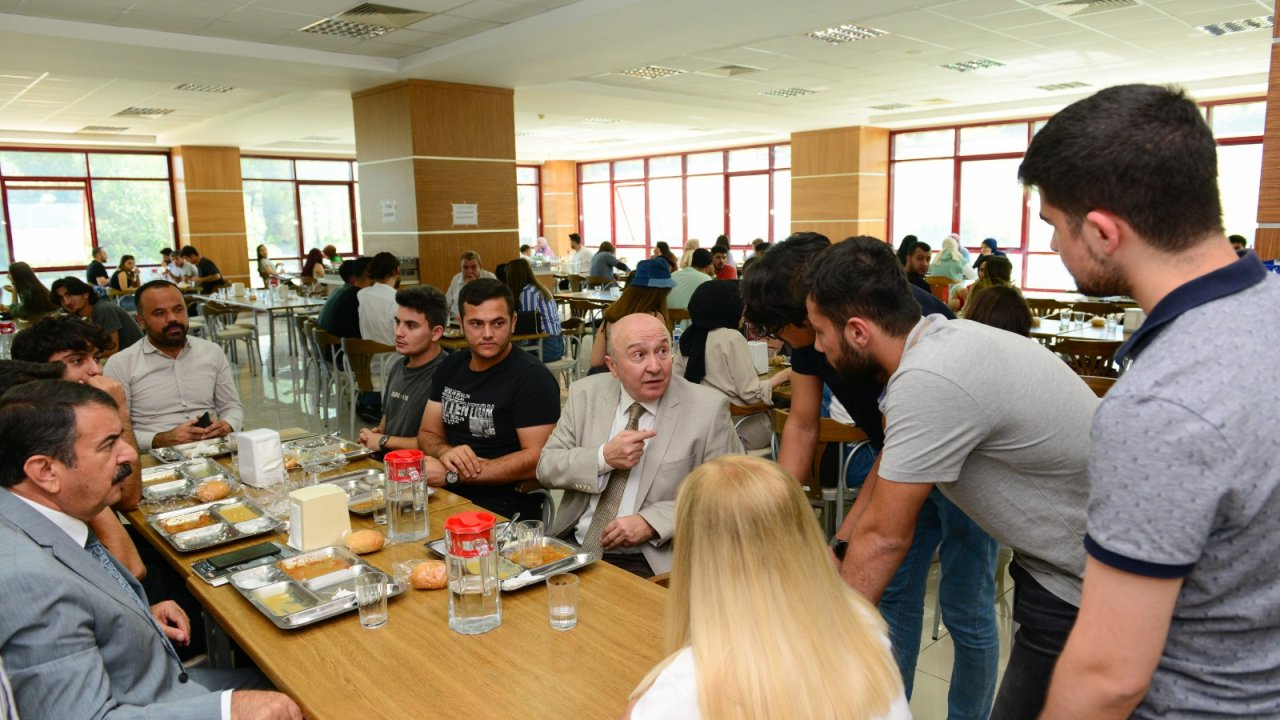 KSÜ Rektör Yasım, Öğrencilerle Yemekte Bir Araya Geldi