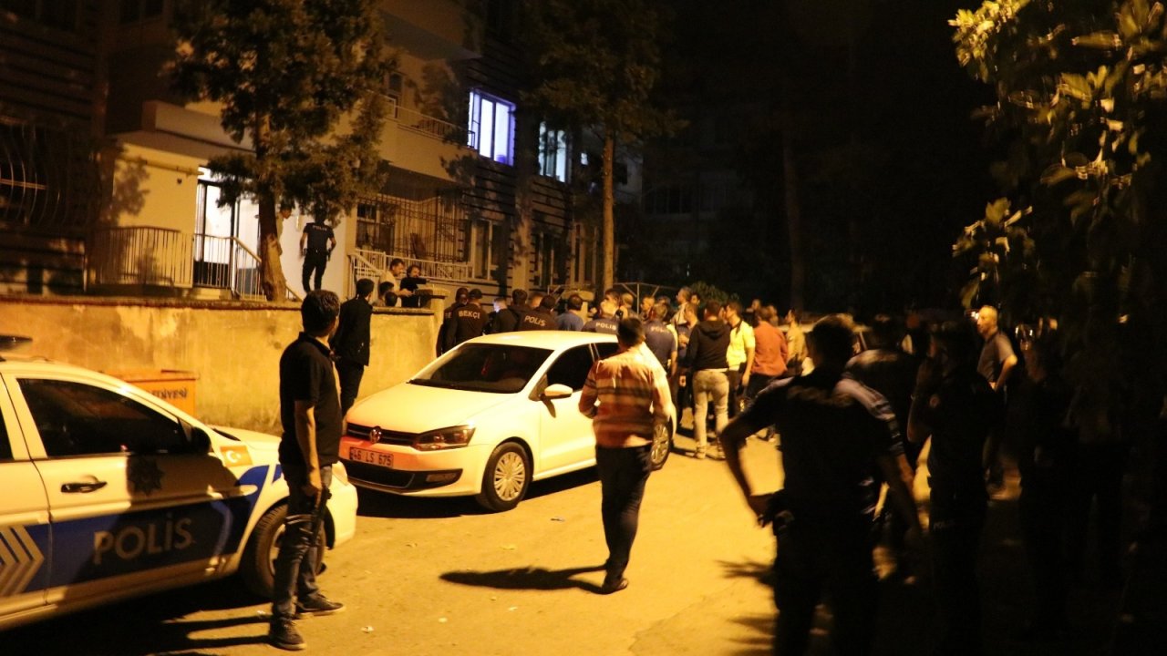 Kahramanmaraş'ta polisi bıçaklayan suç makinesi silahla vurularak yakalandı!