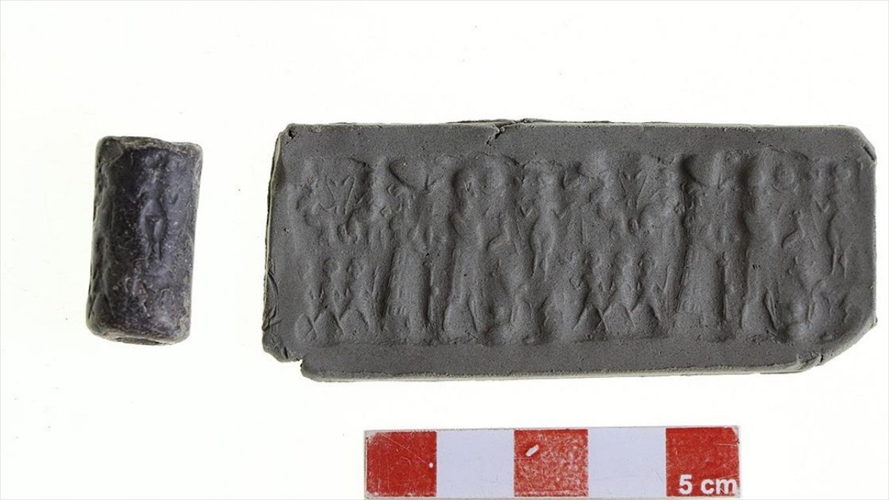 Uşak'ta 39 asırlık silindir mühür bulundu