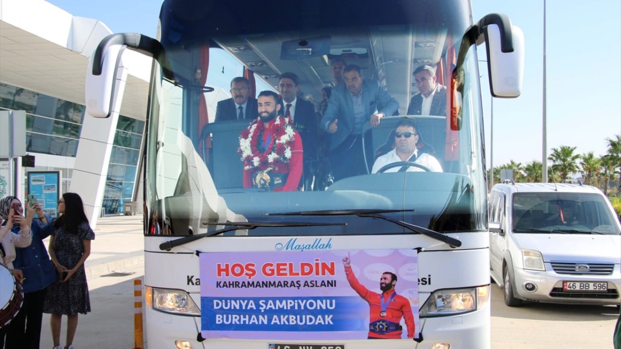 Dünya şampiyonu güreşçi Kahramanmaraş’ta coşkuyla karşılandı!