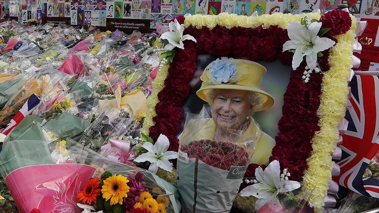 Kraliçe 2. Elizabeth'in ölüm nedeninin "yaşlılık" olduğu açıklandı!