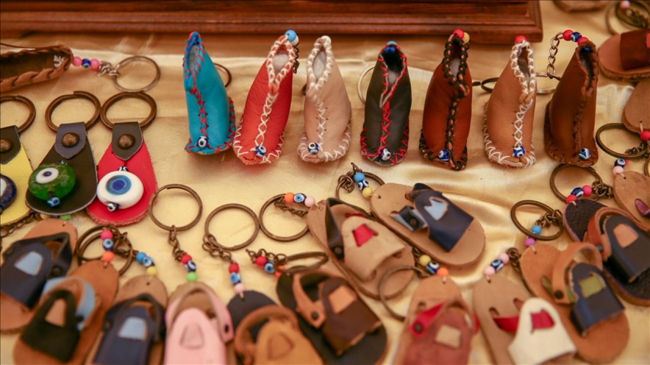 Kahramanmaraşlı ünlü "Hollywood çarıkçısı", atık derileri sanat eserine dönüştürüyor!