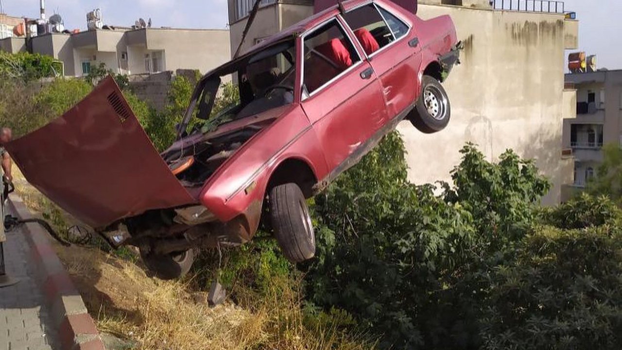 Kahramanmaraş’ta otomobil evin bahçesine uçtu 