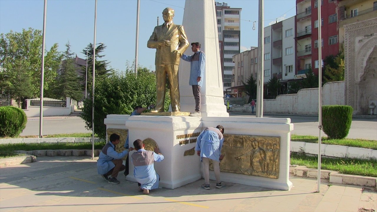 Elbistan’da öğrenciler Atatürk Anıtı'nı temizledi!