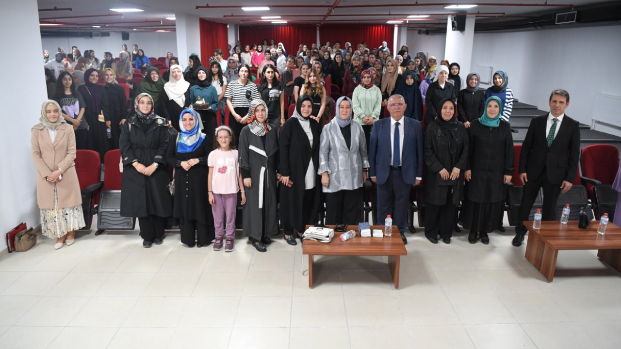 Başkan Mahçiçek, KYK Kız Öğrenci Yurdu’nda gençlerle bir araya geldi, doğum günü kutladı!