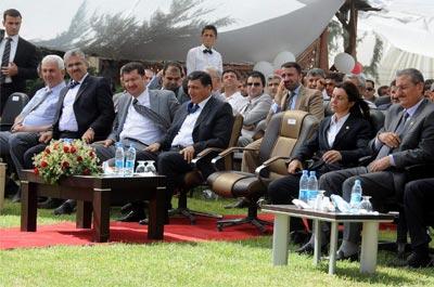 Açılış töreninde koltuk krizi