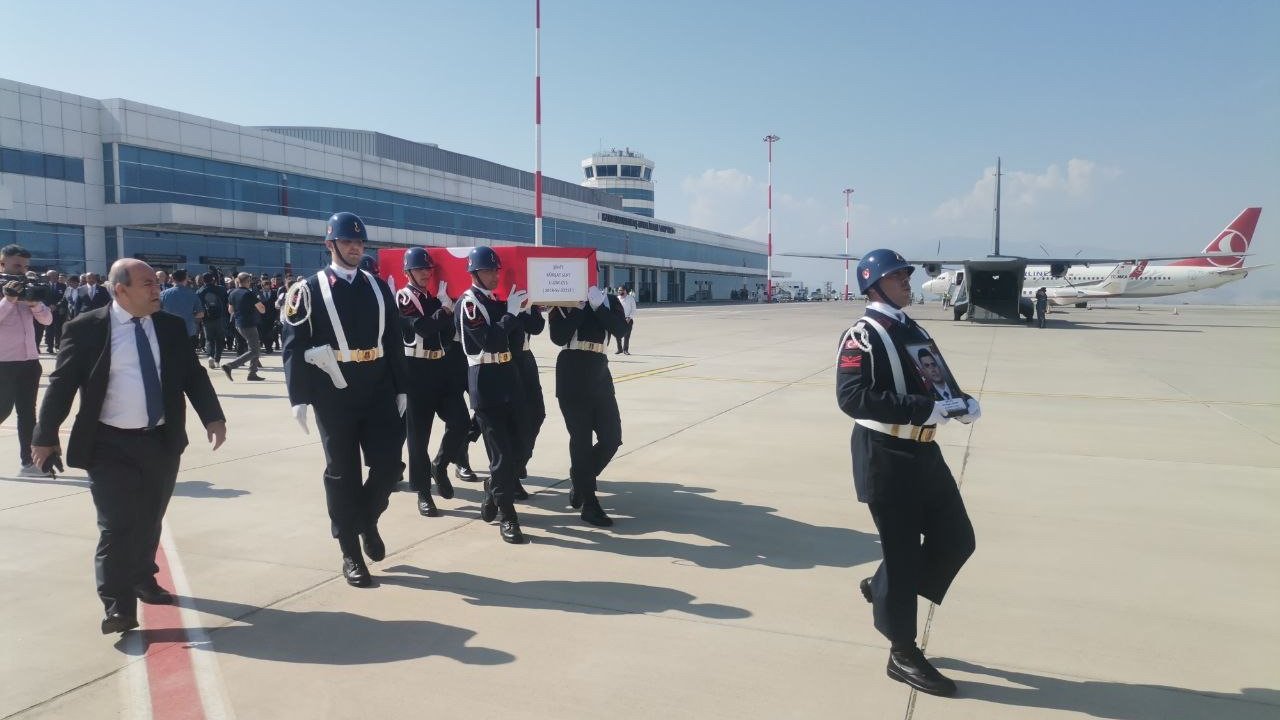 Kahramanmaraş şehidini karşıladı!