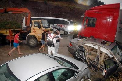 Balıkesirde zincirleme kaza: 2 ölü