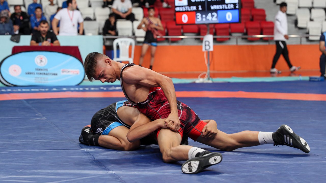 Güreşçiler Kahramanmaraş'ta ter döktü!