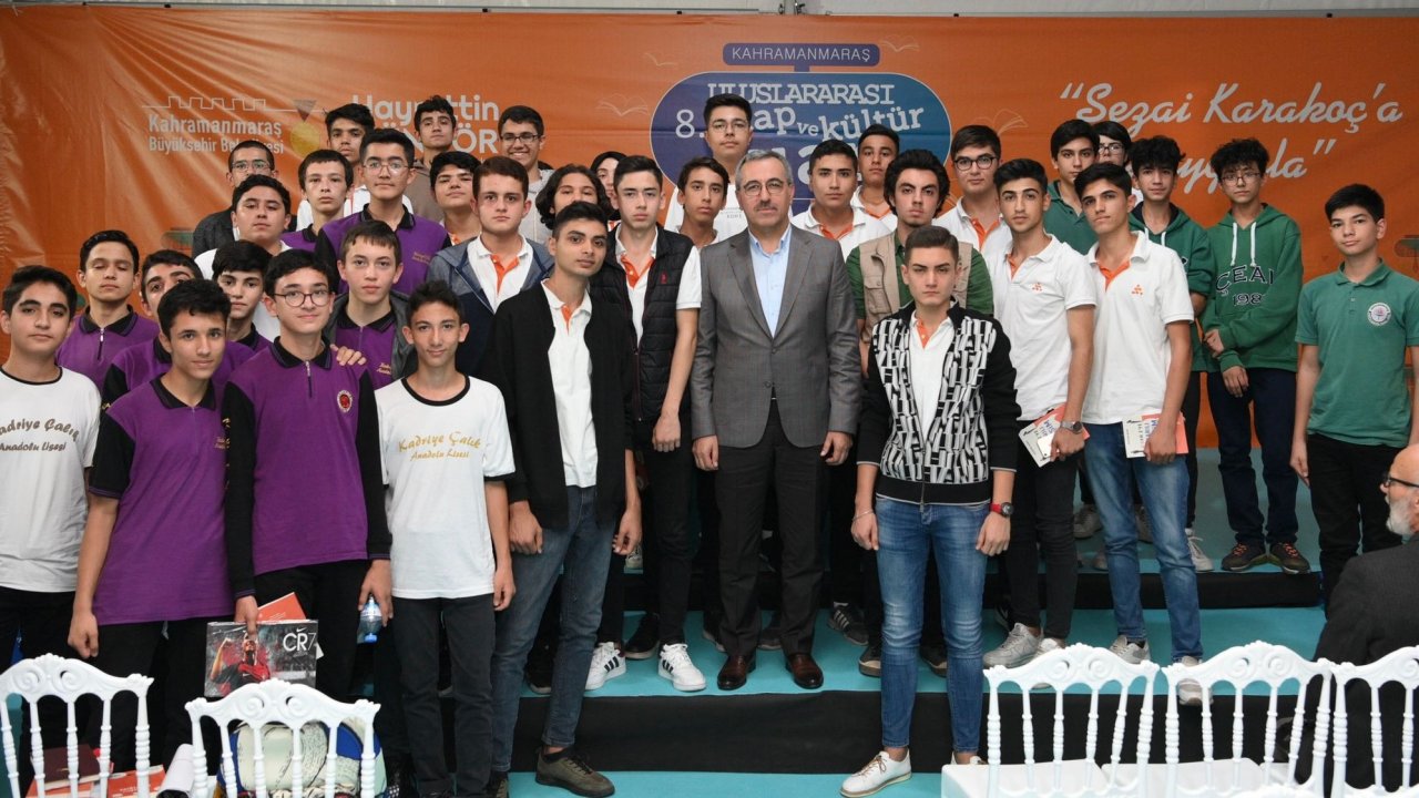 Başkan Güngör, Kitap Fuarında Gençlerle Buluştu!