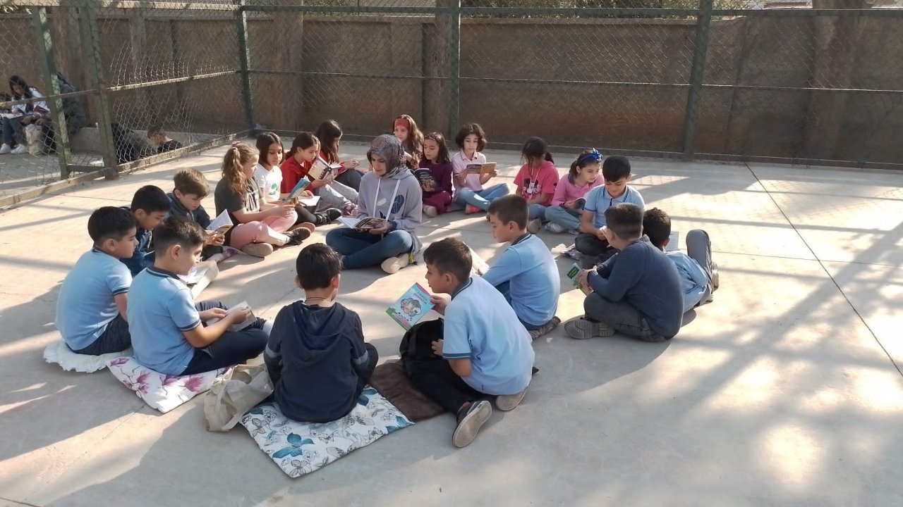 Kahramanmaraş’ta okul bahçesinde minderiyle kitap okudular