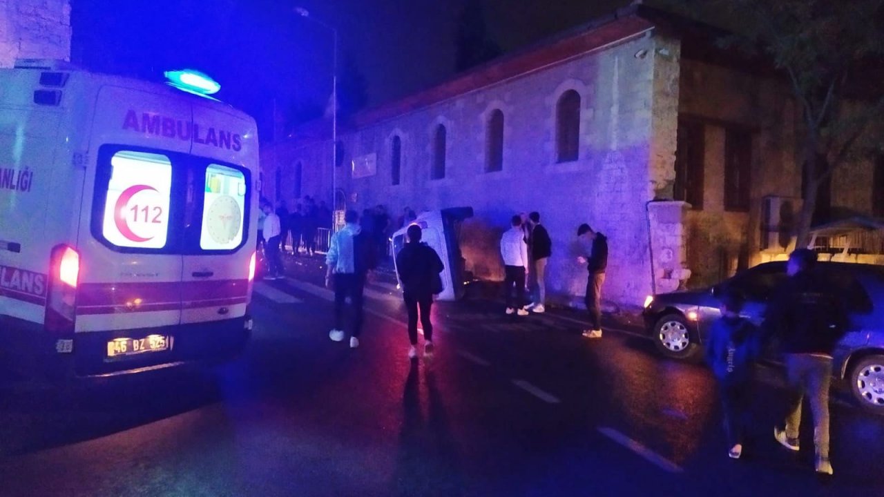 Kahramanmaraş’ta aydınlatma direğine çarpan otomobil devrildi!