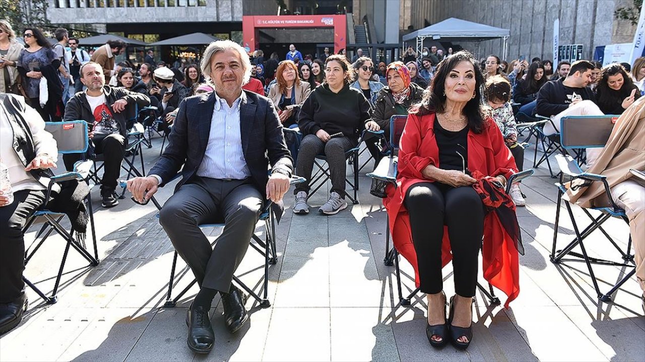 Türkan Şoray, hayranlarıyla "Selvi Boylum Al Yazmalım" filmini izledi