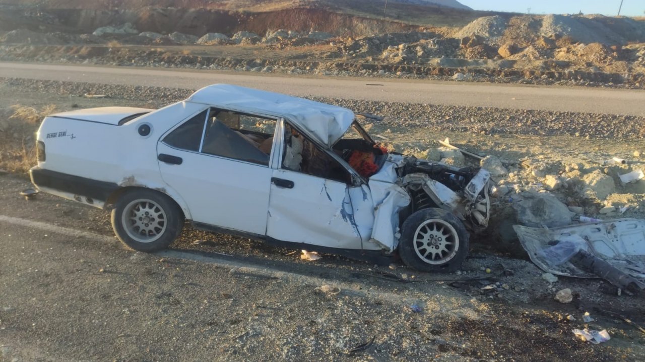 Elbistan'da kayaya çarpan araçtaki 7 kişi yaralandı! 