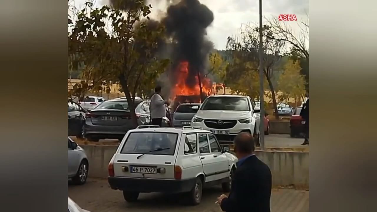 Kahramanmaraş’ta park halindeki araç yandı!