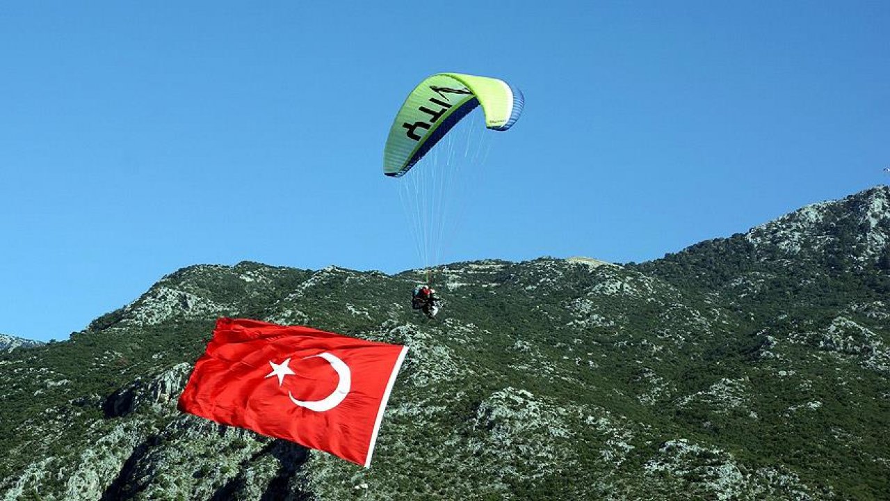 Kahramanmaraş'ta paraşütçüler gökyüzünde Türk bayrakları açtı!