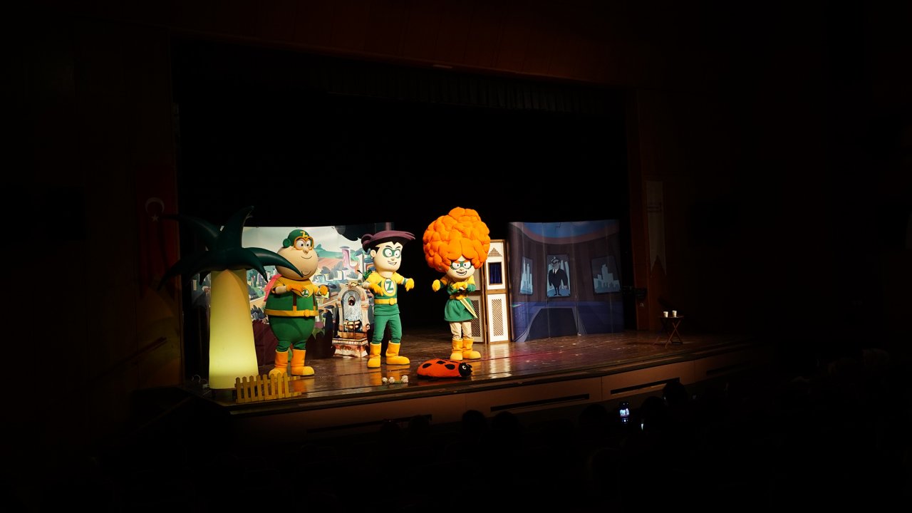 ‘Z Takımı’ Kahramanmaraş’ta Sahnelendi, Çocuklar Doyasıya Eğlendi