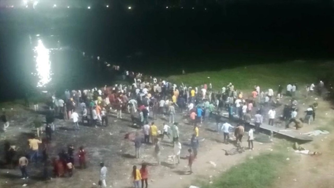 Asma köprü çöktü , yüzlerce kişi nehre düştü!