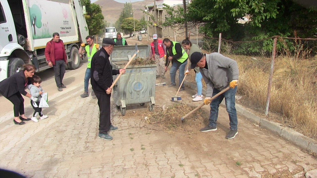 Elbistan’da mahalleli çevre temizliği yapan ekiplere eşlik etti!