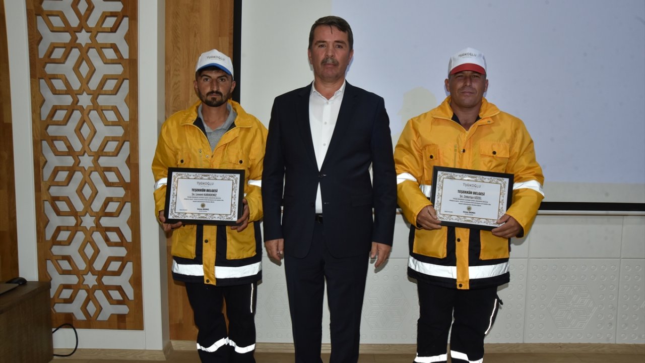 Türkoğlu’nda işçiler buldukları cüzdanı sahibine teslim etti!