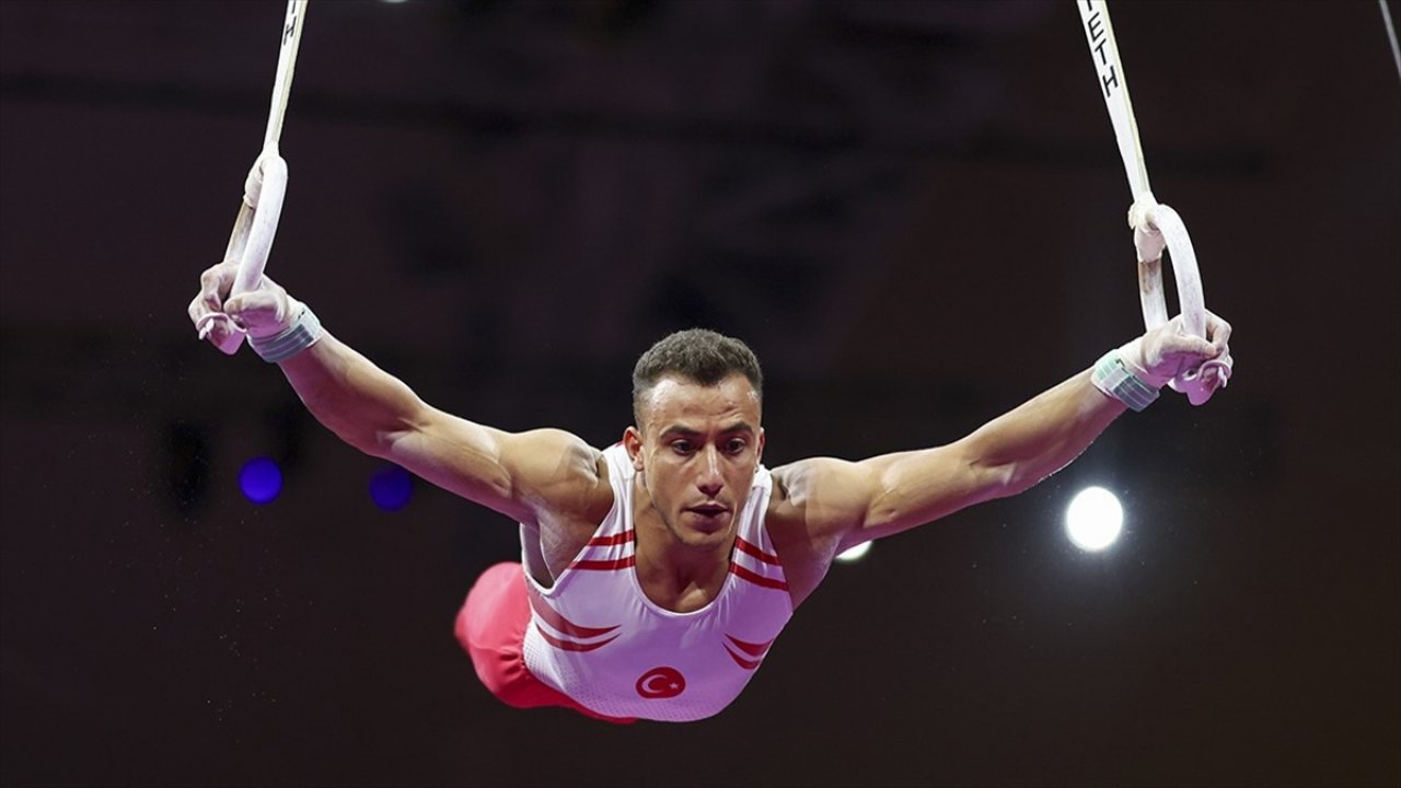 Milli cimnastikçi Adem Asil, İngiltere'de dünya şampiyonu oldu