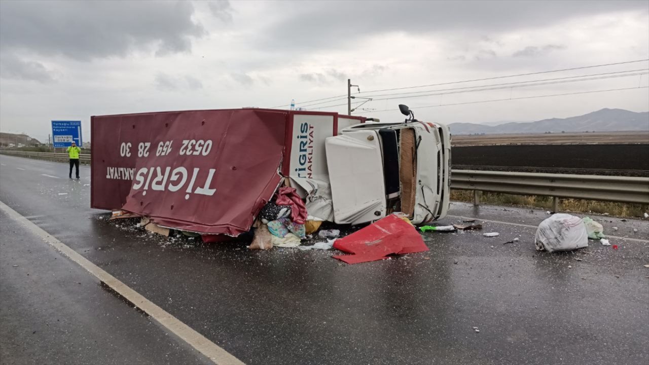 Türkoğlu'nda devrilen nakliye kamyonundaki 2 kişi yaralandı!