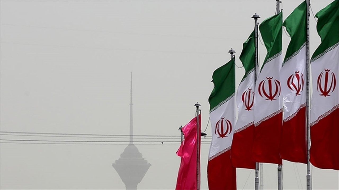 İran'da rejim değişikliği için referandum yapılacak