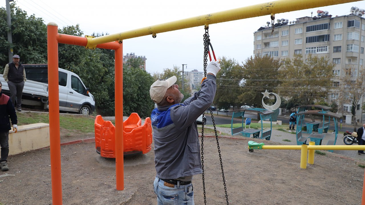 Dulkadiroğlu Belediyesi Parklarda Bulunan Oyun Guruplarını Onardı