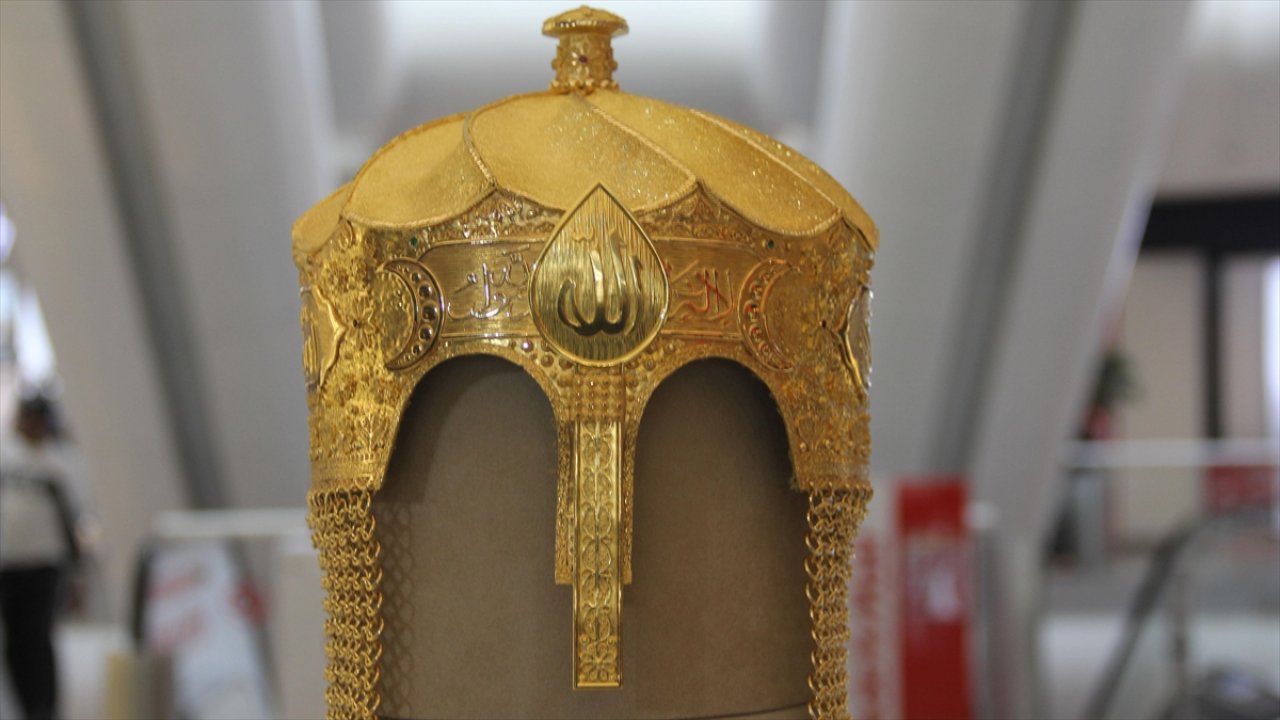 Sultan Alparslan'ın miğferinin altın kopyası sergilenmeye başlandı