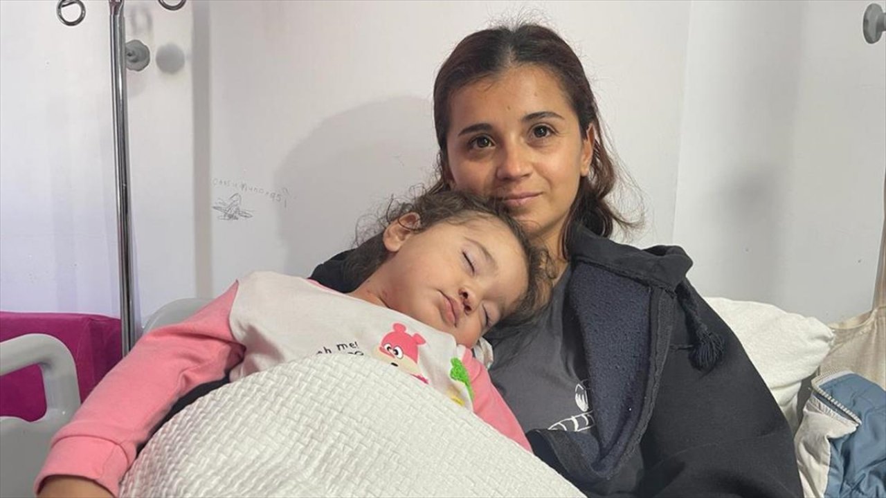 Yediği fındık parçası soluk borusunu tıkayan bebeğe kritik müdahale