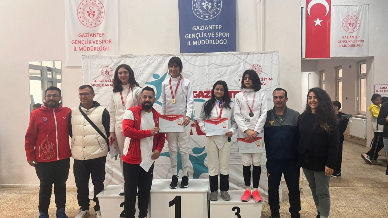 SANKO okulları eskrim’de madalyaları topladı!