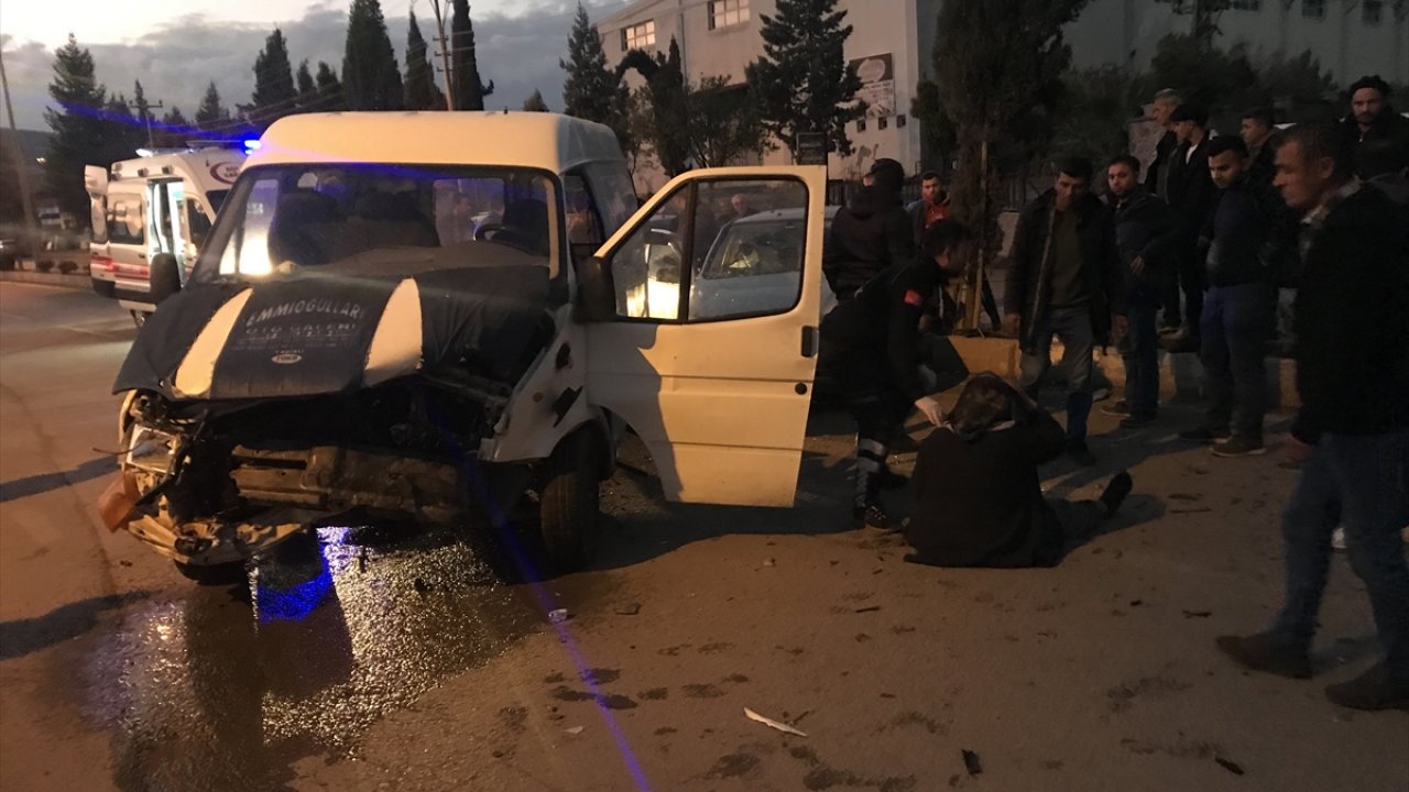 Türkoğlu’nda feci kaza! 4 yaralı var