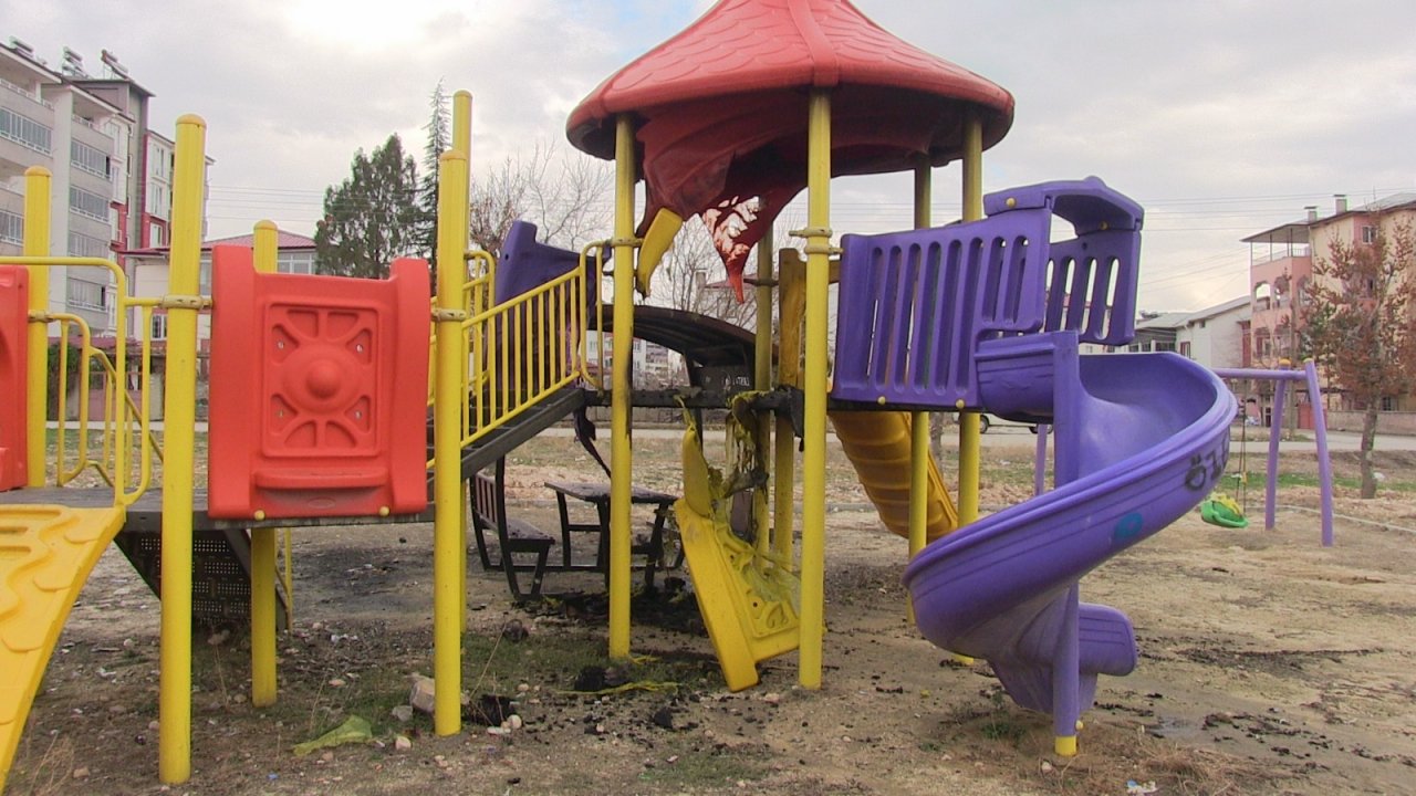 Elbistan’da parklara yapılan saldırıların maliyeti 2 milyon lira!