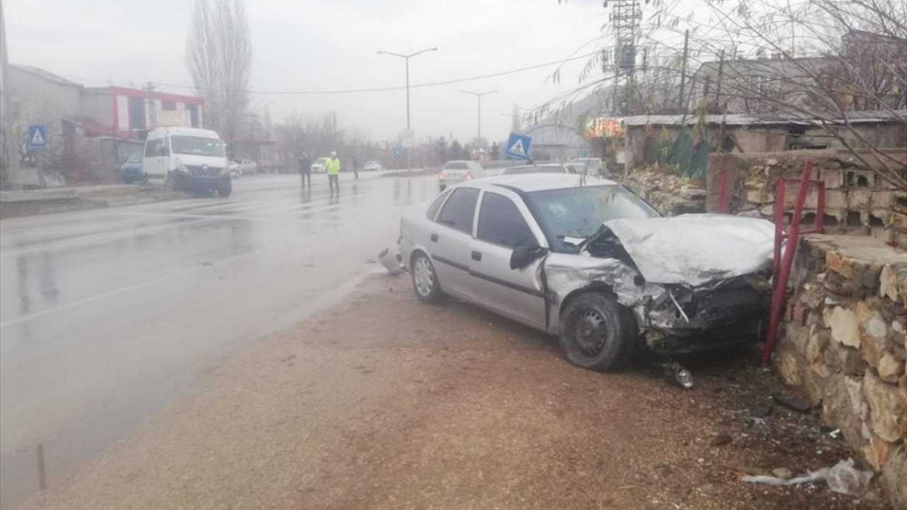 Kahramanmaraş'ta minibüsle otomobil çarpıştı!