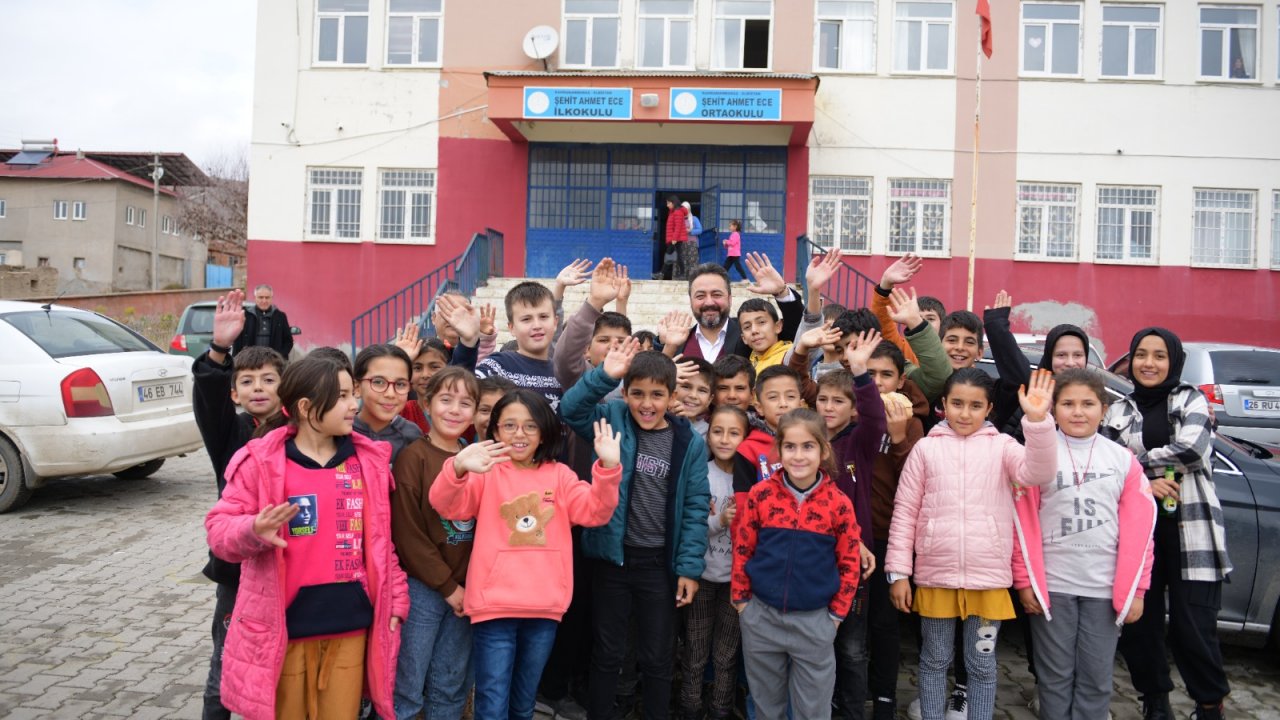 Elbistan'da YKM öğrencilerinden kardeş okula hediye jesti
