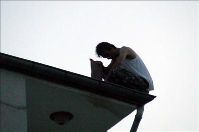 Babasına kızıp çatıya çıktı