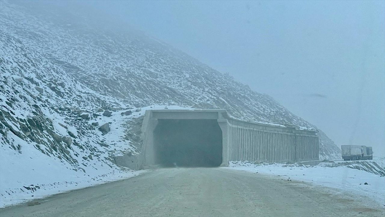 Yakıt tankerinin tünelde patlaması sonucu 19 kişi öldü!