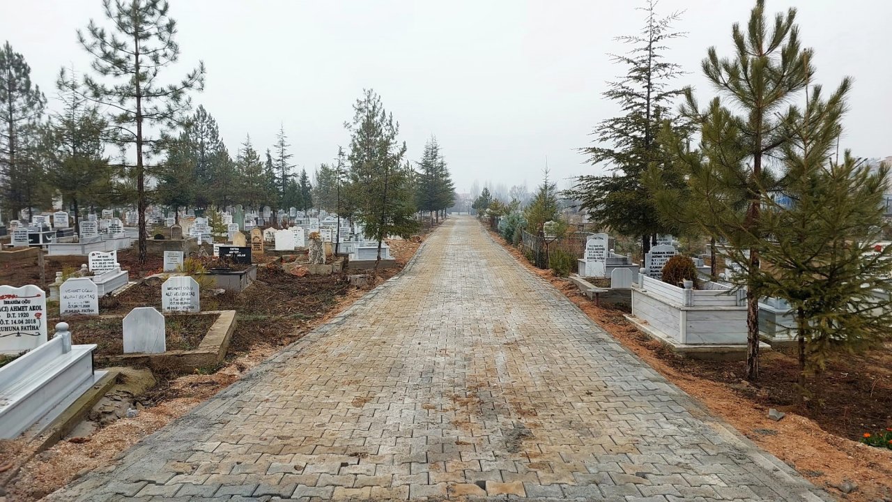 Göksun’da Mezarlık Yolu Kilit Parkeyle Yenilendi!