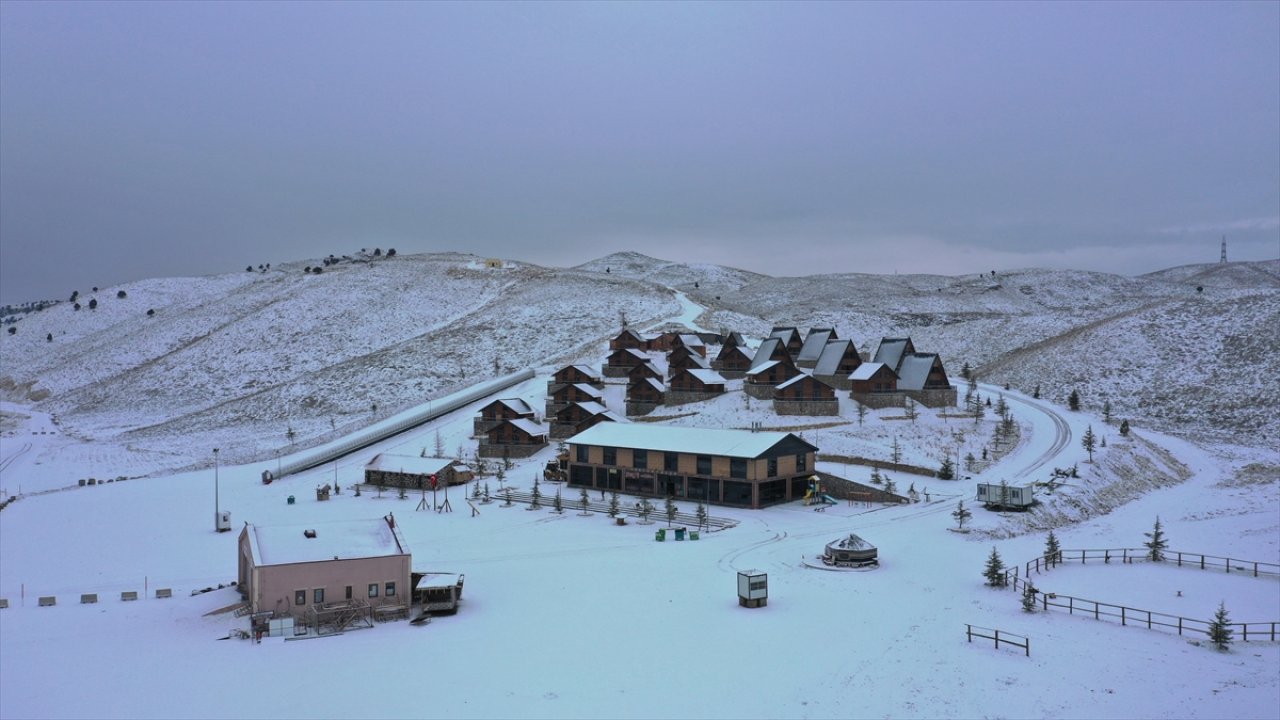 Kahramanmaraş’ta Yedikuyular Kayak Merkezi'ne mevsimin ilk karı yağdı!