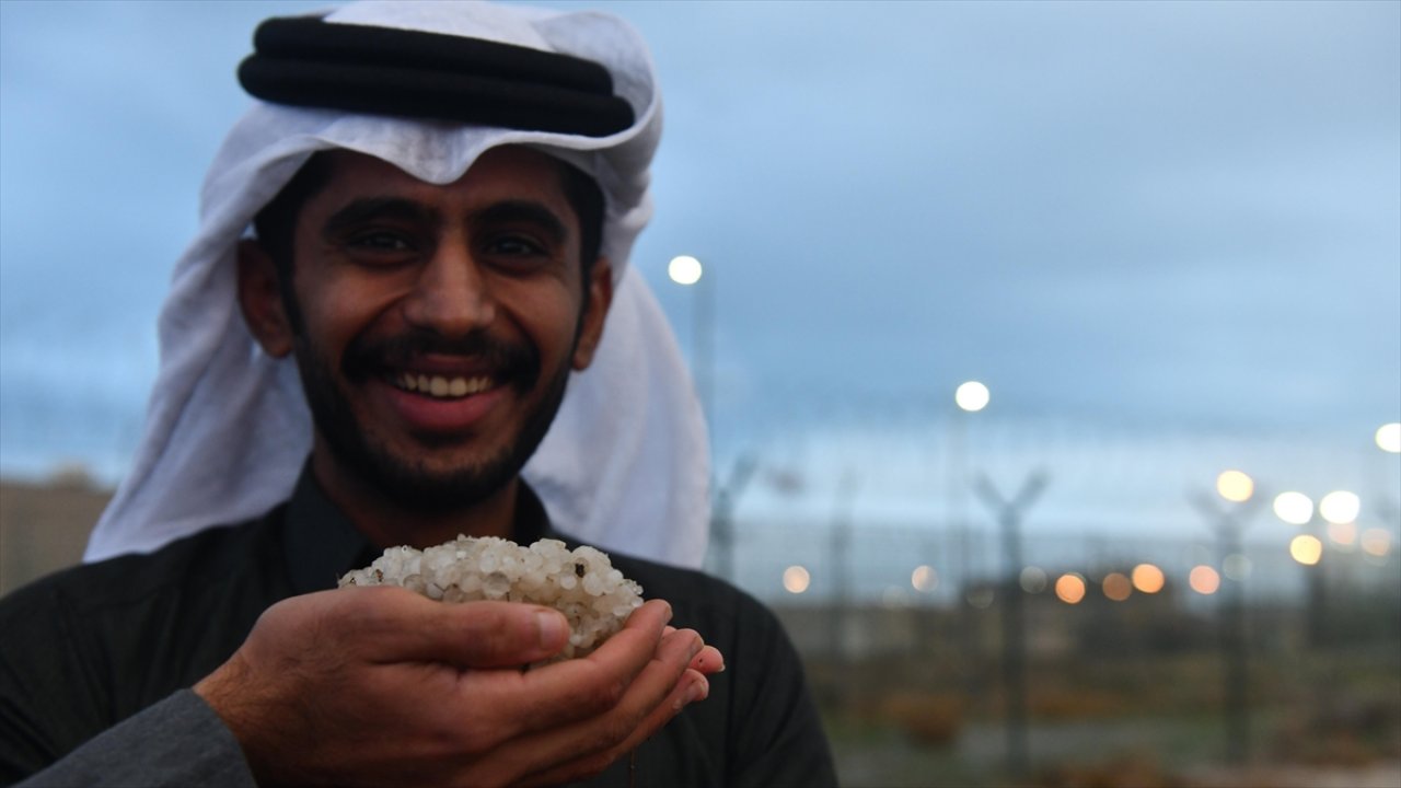 Kuveyt'te dolu, Suudi Arabistan'da kar yağdı!