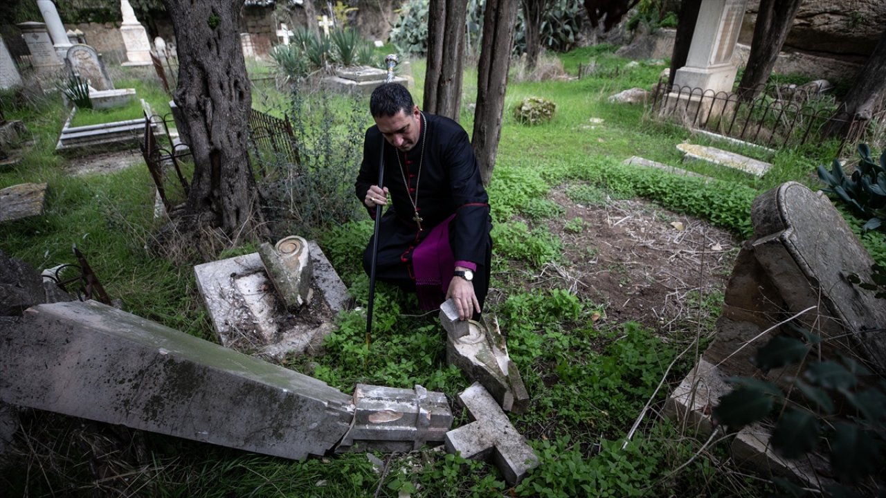 Yahudi yerleşimciler Kudüs’te Hristiyan mezarlığını tahrip etti