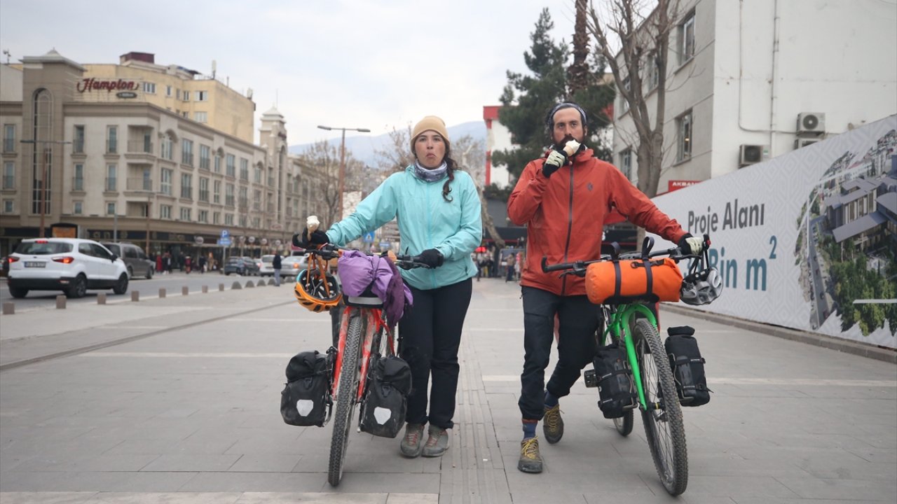 Şilili bisikletli çiftten Kahramanmaraş'ta dondurma molası!