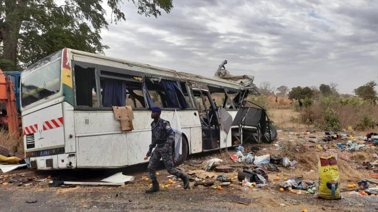 İki otobüsün çarpışması sonucu 38 kişi öldü!