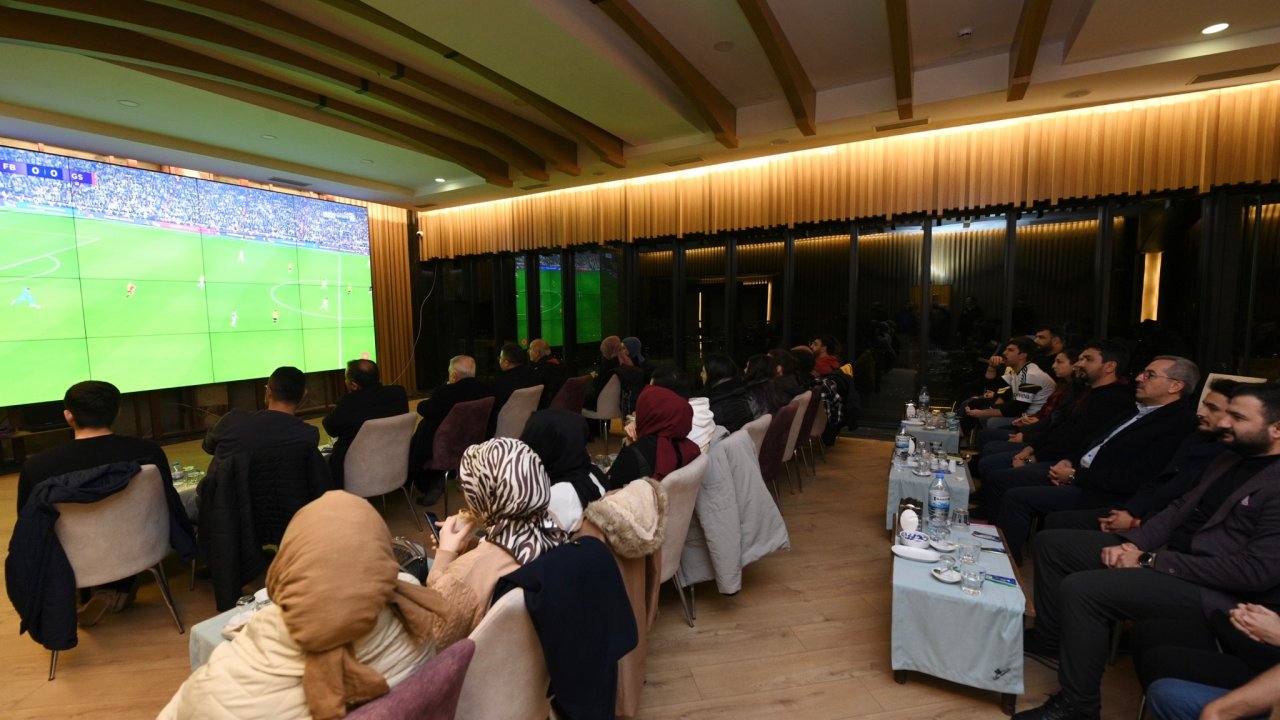 Başkan Güngör Gençlerle Derbi heyecanı yaşadı!