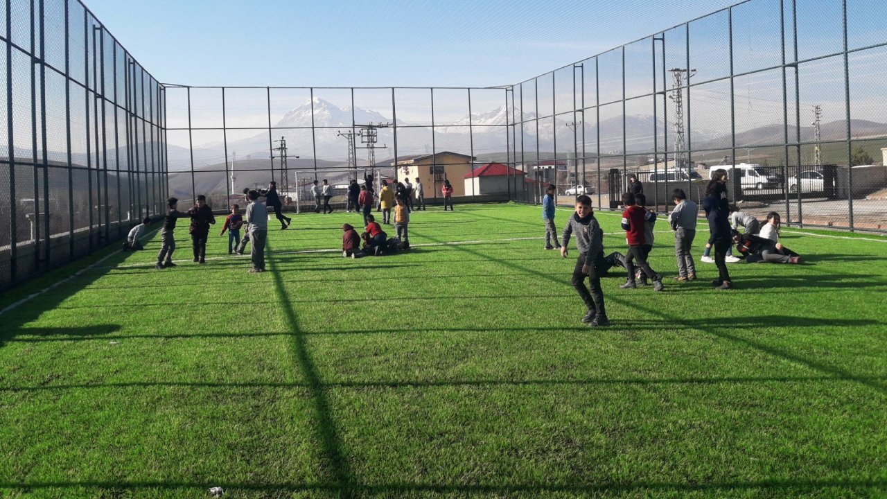 Kahramanmaraş Ekinözü’ndeki Halı Saha Beğeni Topladı